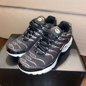 SELLING: Sz 4Y Black Nike Air Max Plus